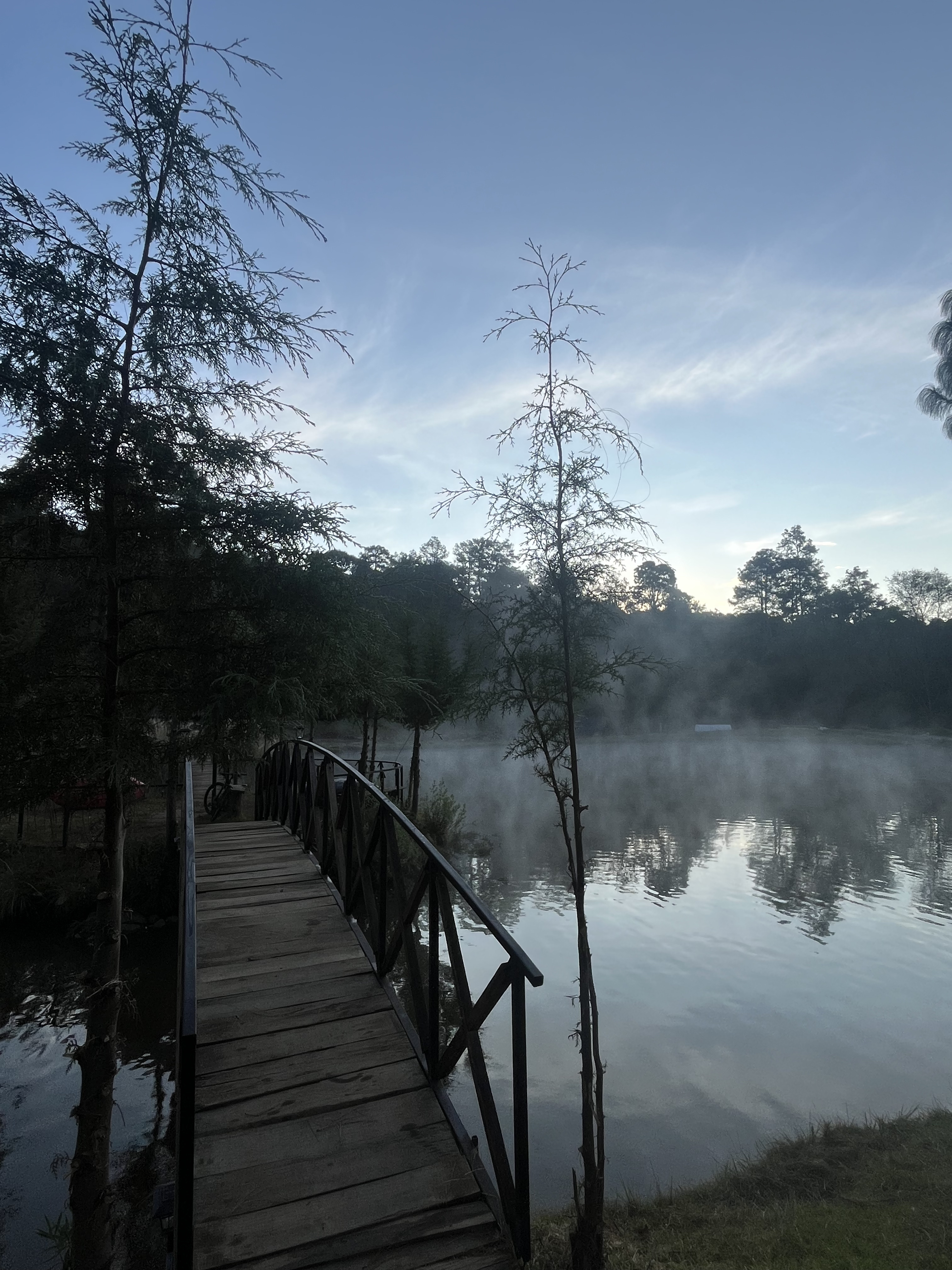 Puente sobre el lago al amanecer